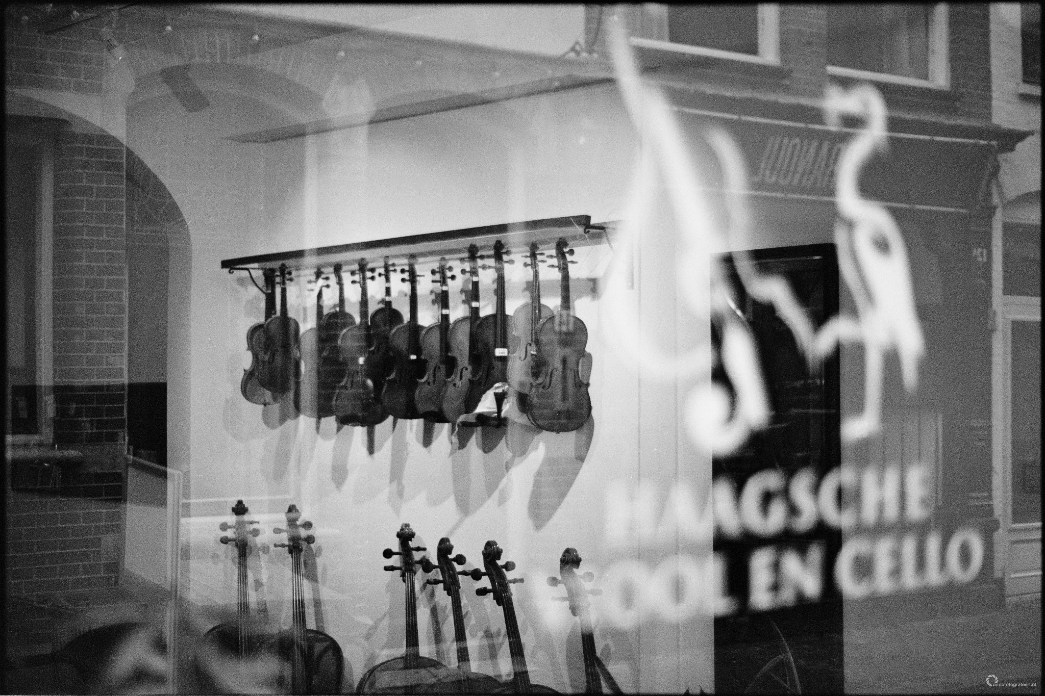 Analogo foto van een etalageruit in Den Haag